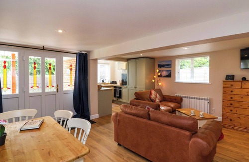 Bishopstone Cabaña | PODDINGTON COTTAGE, pet friendly, with a garden in Salisbury