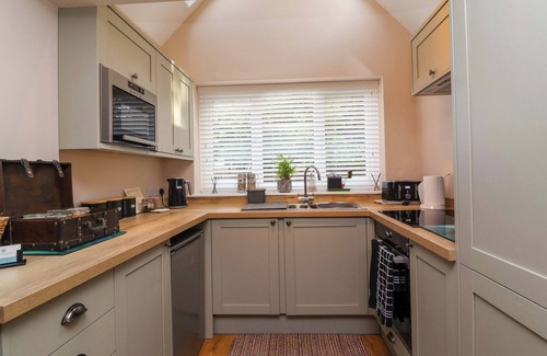 Bishopstone Cabaña | PODDINGTON COTTAGE, pet friendly, with a garden in Salisbury