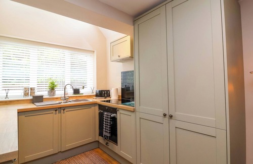 Bishopstone Cabaña | PODDINGTON COTTAGE, pet friendly, with a garden in Salisbury