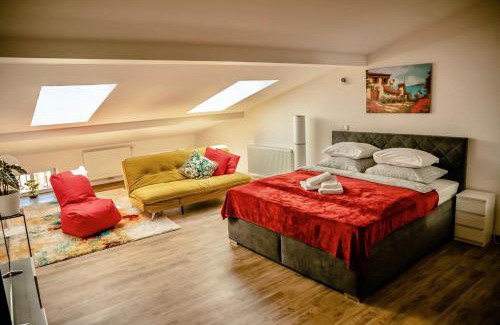 Hradec Kralove Apartamento | Podkrovní studio na Velkém náměstí s Wi-Fi zdarma
