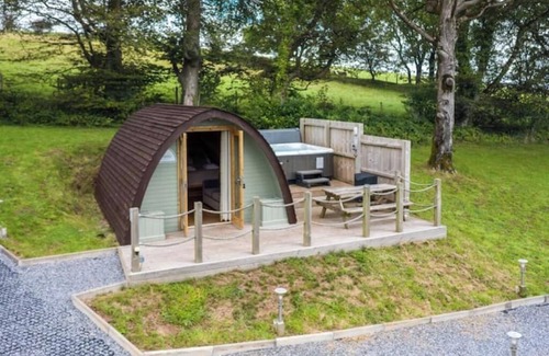 Laugharne Casa | Pods @ Broadway with Hot tub