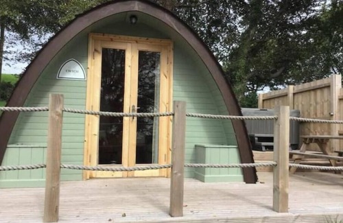 Laugharne Casa | Pods @ Broadway with Hot tub