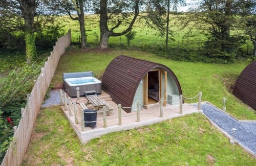 Laugharne Casa | Pods @ Broadway with Hot tub