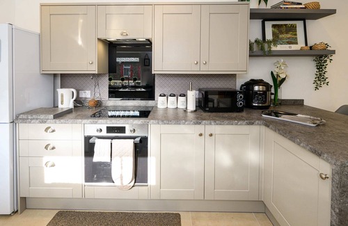 Abercwmboi Casa | Poet's Cottage: Breathtaking Aberdare Heritage