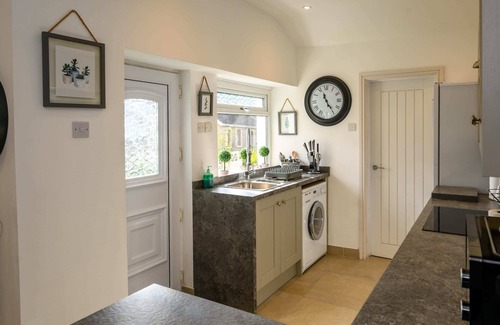 Abercwmboi Casa | Poet's Cottage: Breathtaking Aberdare Heritage