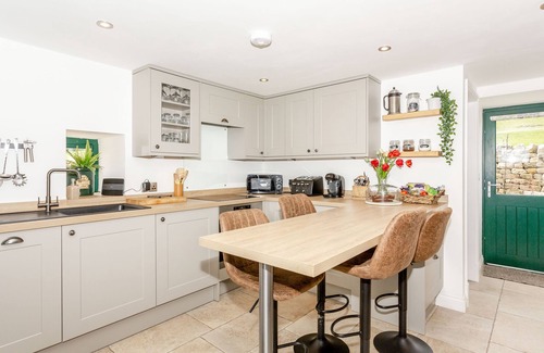 Skipton Casa | POGLES WOOD COTTAGE, pet friendly, with a garden in Grassington