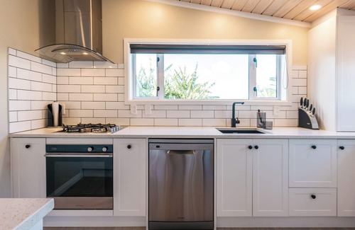 Surfdale Casa | Pohutukawa Cottage - the perfect spot for a relaxing break on Waiheke Island