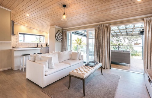 Surfdale Casa | Pohutukawa Cottage - the perfect spot for a relaxing break on Waiheke Island
