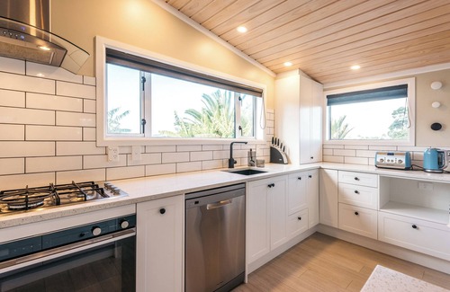 Surfdale Casa | Pohutukawa Cottage - the perfect spot for a relaxing break on Waiheke Island