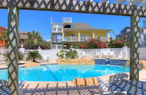 Sand Point Casa | Point Break | Pet Friendly, Outdoor Shower!