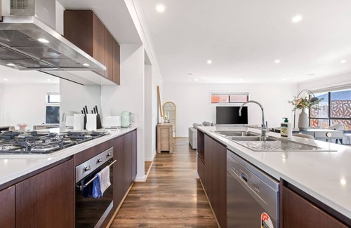 Point Cook Casa | Point Cook's Spacious and Comfy 4BR/2.5B Haven!