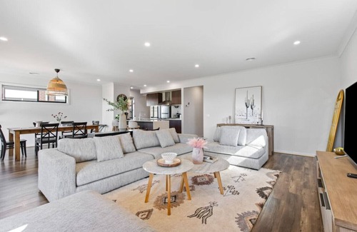 Point Cook Casa | Point Cook's Spacious and Comfy 4BR/2.5B Haven!