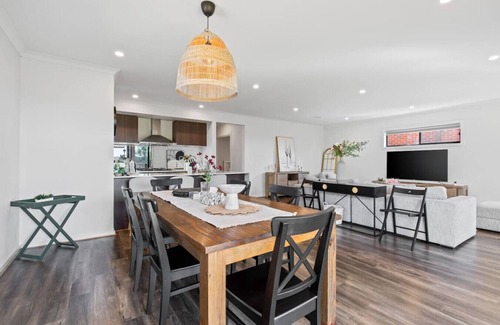 Point Cook Casa | Point Cook's Spacious and Comfy 4BR/2.5B Haven!