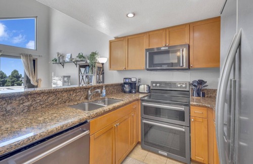 Point Loma Heights Condominio | Point Loma 2BR Townhome w/ Parking, Prime Location