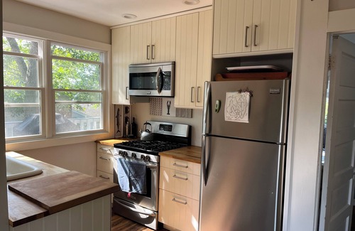 Old Lyme Cabaña | POINT O' WOODS Beautiful & Breezy -5 min walk to beach!