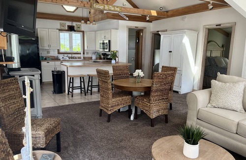 Old Lyme Casa | Point O Woods House walk to private beach