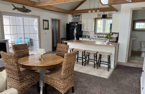 Old Lyme Casa | Point O Woods House walk to private beach