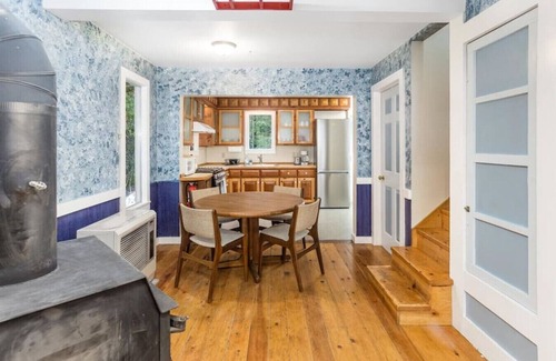 Lowell Point Cabaña | Point Place, Cozy Cabin a Short Walk from the Beach