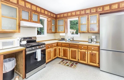 Lowell Point Cabaña | Point Place, Cozy Cabin a Short Walk from the Beach