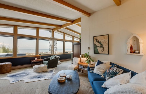Point Roberts Cabaña | Point Roberts Cottage w/ Ocean Views + Hot Tub!