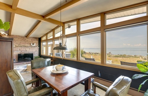 Point Roberts Cabaña | Point Roberts Cottage w/ Ocean Views + Hot Tub!