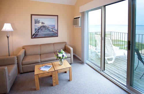 Traverse City Hotel | Pointes North Beachfront Hotel
