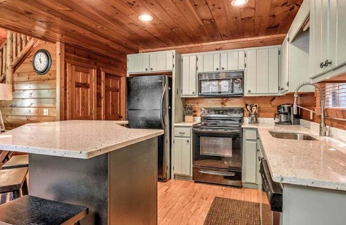 Ridgeline Vistas Cabina | Points of View - Mountain View | Pet Friendly | Hot Tub | Pool Table | Air Hockey | Fire Pit