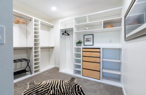 North Clairemont Casa | Poker and Golf Club, Stream movies & Sports