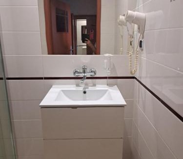 Tomaszow Mazowiecki Apartamento | Pokoj dwuosobowy z łazienka