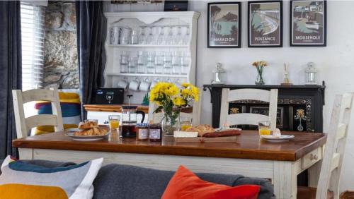 Mousehole Casa | Poldark Charming Mousehole Cottage with Net Loft