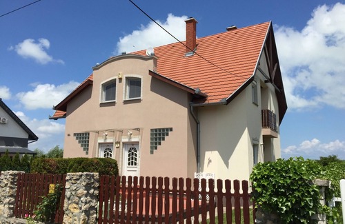 Balatonmariafurdo Apartamento | Poldis Villa only 50 m to the lake (DHH Maria)