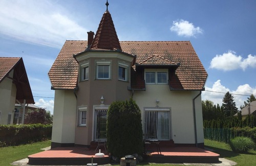 Balatonmariafurdo Apartamento | Poldis Villa only 50 m to the lake (DHH Maria)
