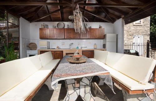 Kinyra Casa | Polina House Maries
