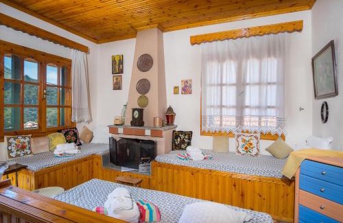 Kinyra Casa | Polina House Maries