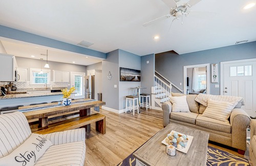 Arundel Cabaña | Polished home near the Kennebunks with pool, gym & game room