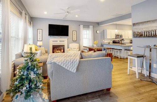 Arundel Cabaña | Polished home near the Kennebunks with pool, gym & game room