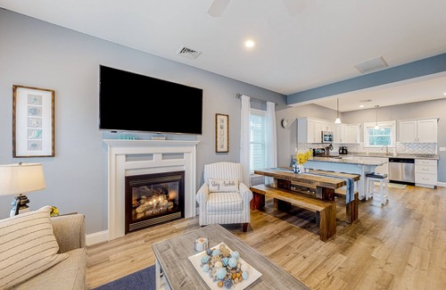 Arundel Cabaña | Polished home near the Kennebunks with pool, gym & game room