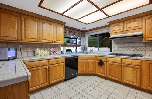 Simi Valley Casa | Poltergeist Movie House – Premium Stay with Pool, Hot Tub, Fire Pit & More