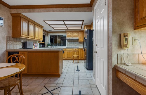 Simi Valley Casa | Poltergeist Movie House – Premium Stay with Pool, Hot Tub, Fire Pit & More