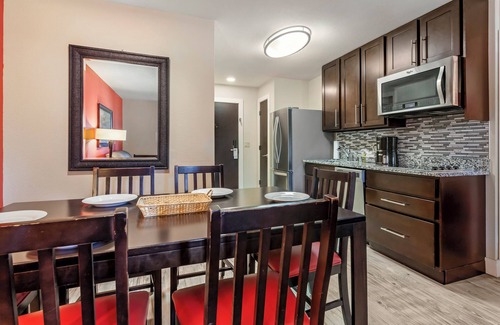 Wisconsin Dells Hotel | Polynesian Hotel & Suites Wisconsin Dells/Lake Delton