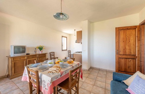 Siniscola Apartamento | CASA POMPIA 1: casa de vacaciones de tres habitaciones rodeada de vegetación, 6 personas