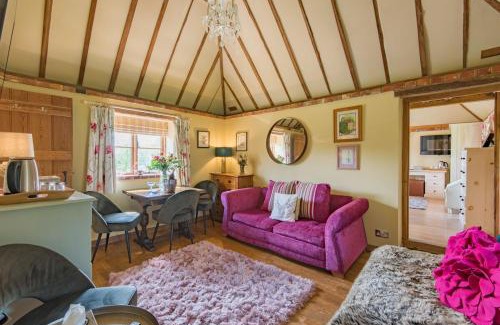 Abbess Roding Casa | Pond Cottage by Keepers Cottages