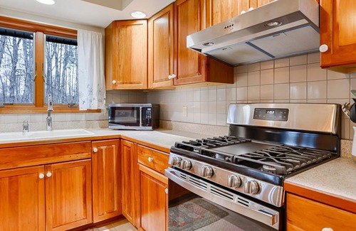 Hammondsport Casa | Pond Cottage: "Private Pond + Pet Friendly + Close to Wineries!"