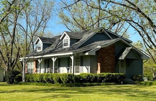 Auburn - Opelika Cabaña | Pond House on the Plains, Auburn, Firetruck rides