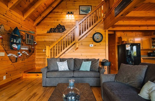 Primrose Cabina | Pond Paradise - Private Pond | Hot Tub | Off-Road Parks | Fire Pit