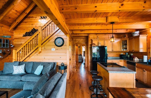 Primrose Cabina | Pond Paradise - Private Pond | Hot Tub | Off-Road Parks | Fire Pit