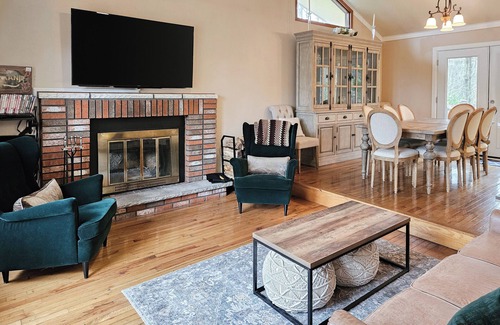 Tunkhannock Township Cabina | Pond Place by AvantStay | Game Room, Deck, Fire Pit