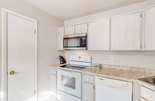 Indian Ridge Casa | Pond-view home with private pool & game room- dog-friendly