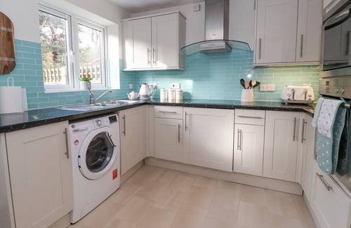 Escrick Casa | POND VIEW, pet friendly, with a garden in Escrick