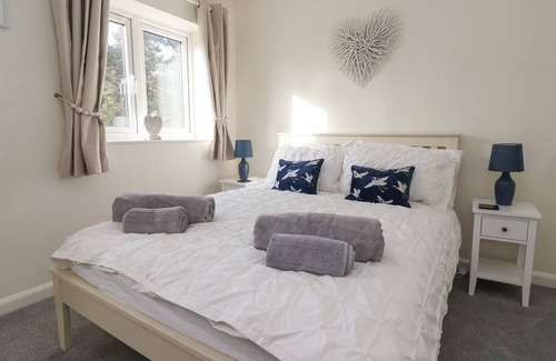Escrick Casa | POND VIEW, pet friendly, with a garden in Escrick